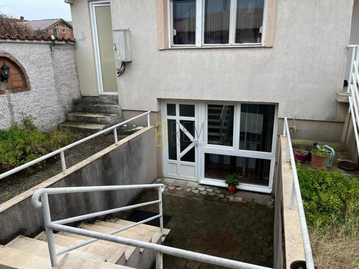 Sale, house, 183m², Tološi, Podgorica