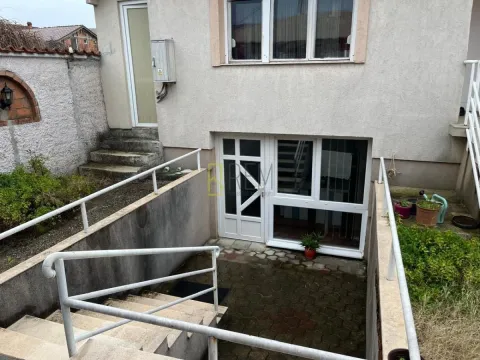 Prodaja, kuća, 183m², Tološi, Podgorica - image 14