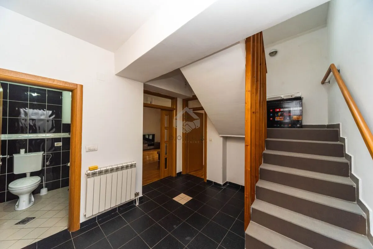 Izdavanje, trosoban stan, 160m², Pobrežje, Podgorica