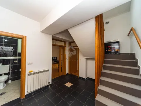 Rent, three bedroom apartment, 160m², Pobrežje, Podgorica - image 7