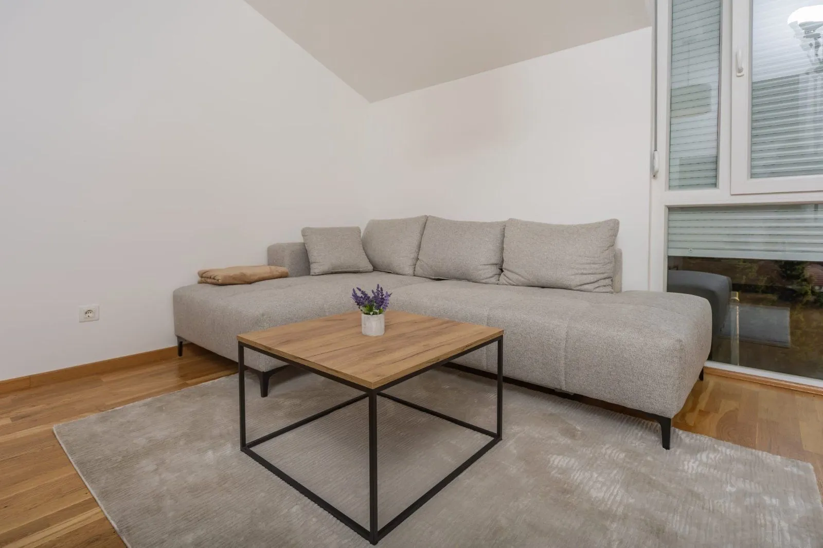 Izdavanje, dvosoban stan, 63m², Stari Aerodrom, Podgorica