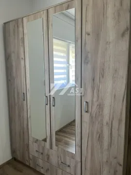 Veliki drveni ormar sa ogledalima u spavaćoj sobi. - image 3