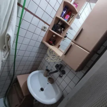 Manje kupatilo sa umivaonikom i zidnim ormarićem sa ogledalom. - image 17