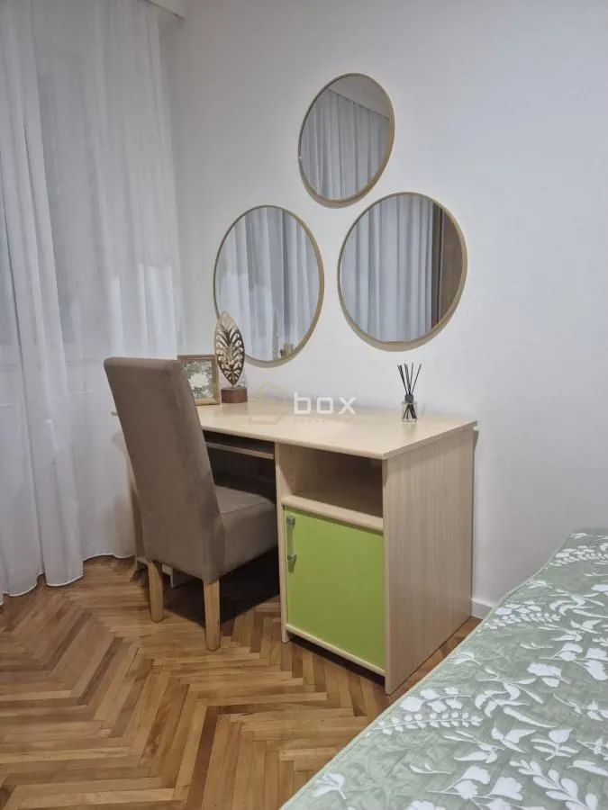 Radni sto sa stolicom i ogledalima na zidu u spavaćoj sobi.