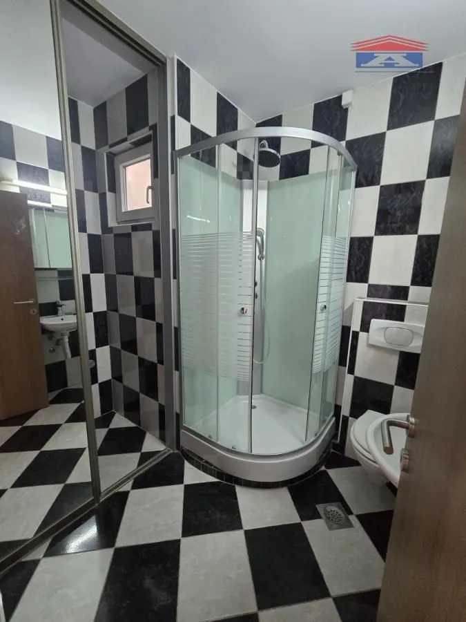 Izdavanje, četvorosoban stan, 78m², Centar, Novi Sad
