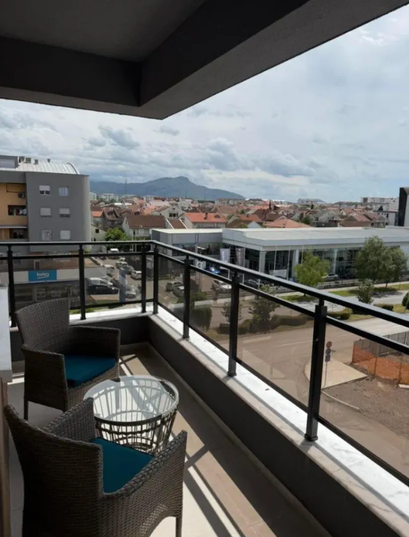 Izdavanje, dvosoban stan, 650m2, Stari Aerodrom, Podgorica