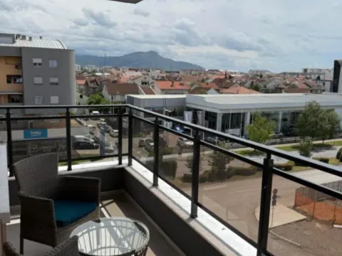 Izdavanje, dvosoban stan, 65m², Stari Aerodrom, Podgorica - image 1