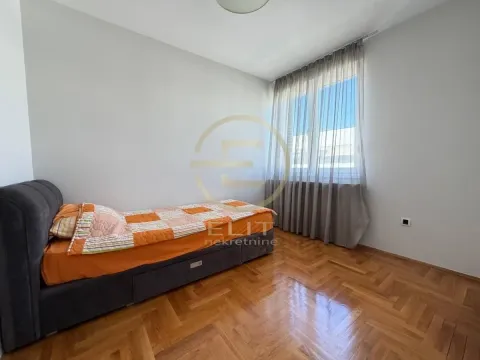 Spavaća soba sa krevetom i prozorom sa zavesama. - image 25