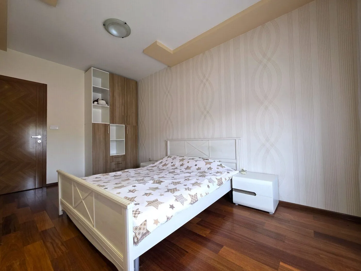 Izdavanje, dvosoban stan, 75m², Centar, Podgorica