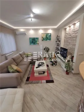 Furnished living room with sofa, coffee table and TV. - image 4