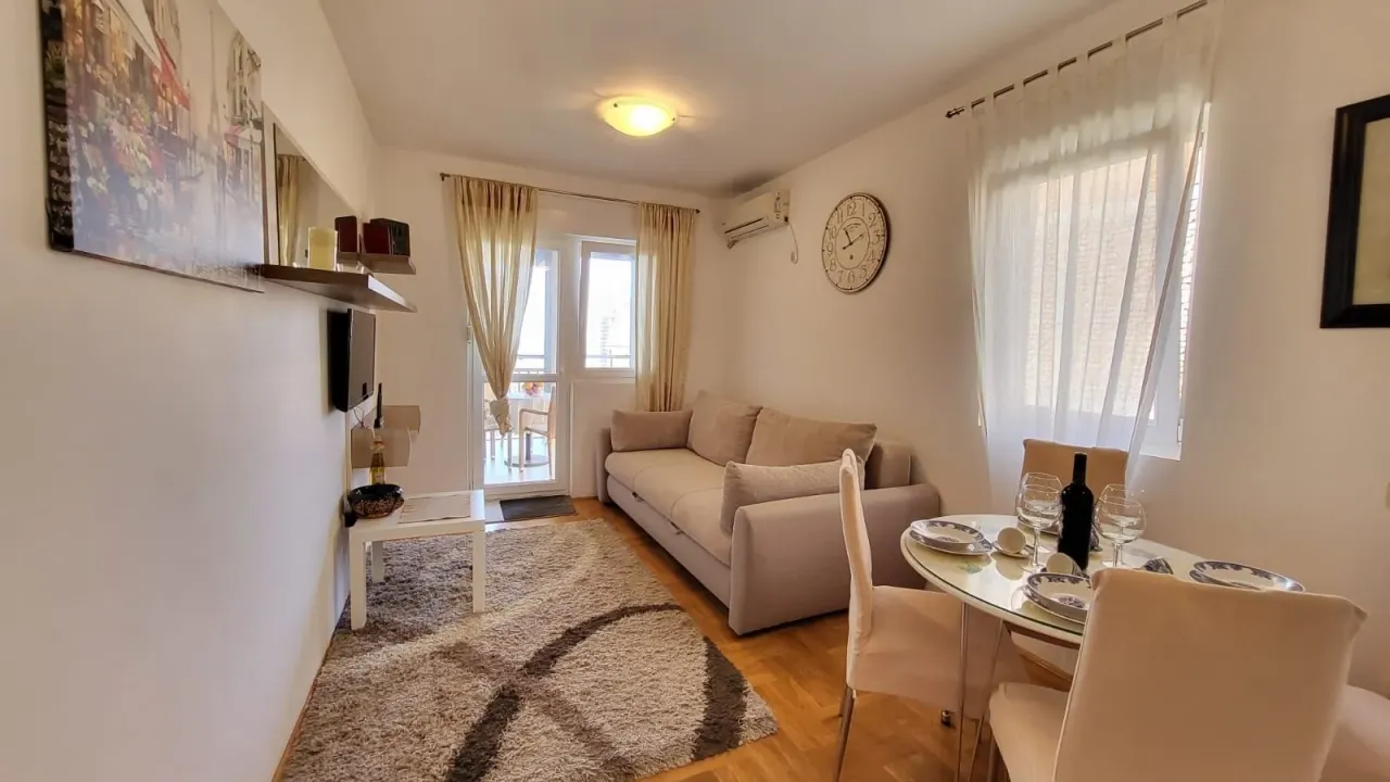 Rent, one bedroom apartment, 50m², Petrovac, Budva