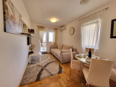 Rent, one bedroom apartment, 50m², Petrovac, Budva