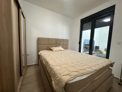 Spavaća soba sa bračnim krevetom i ormarom. - image 6