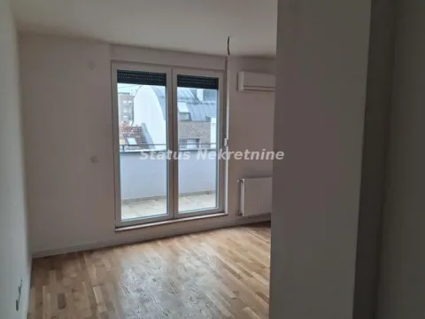 Prazna soba sa drvenim podom i izlazom na terasu. - image 10