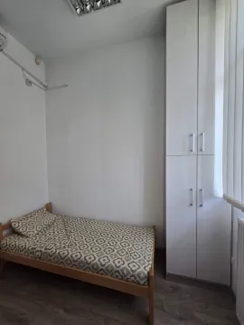 Manja spavaća soba sa krevetom i ugradnim ormanom. - image 2