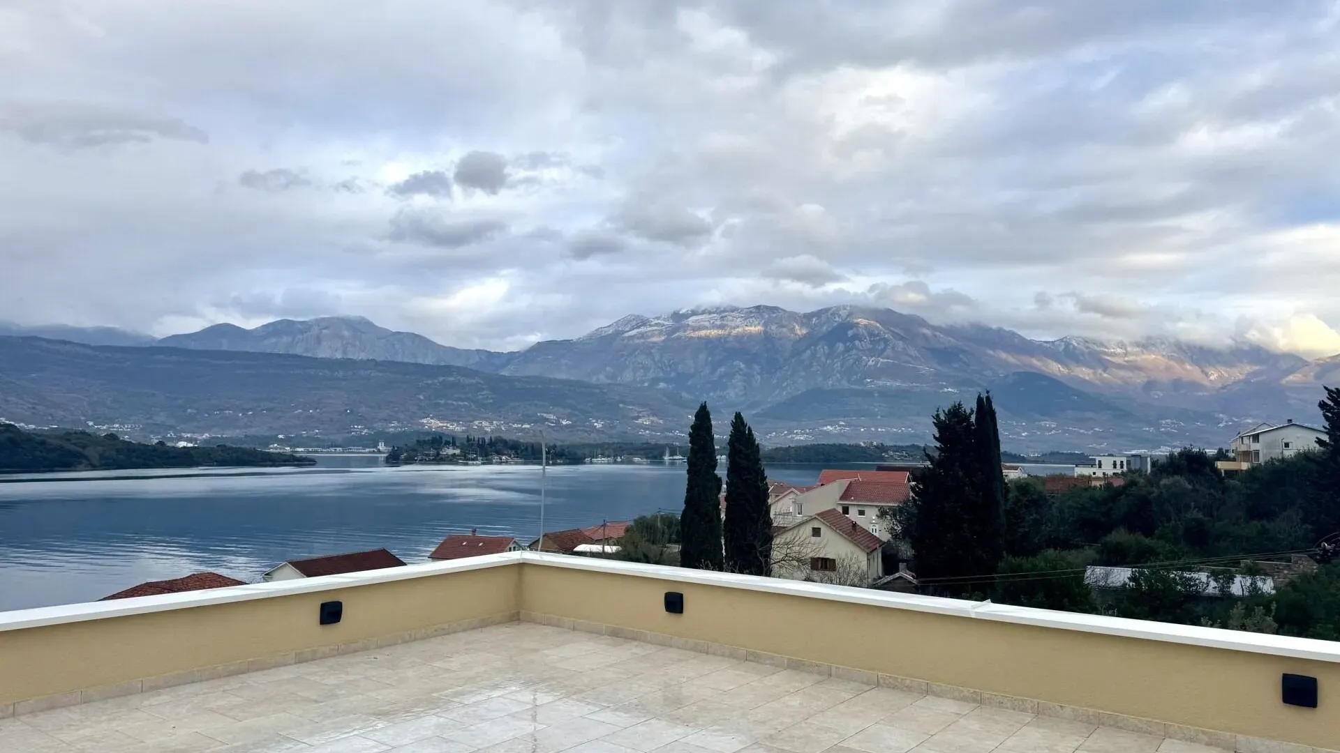 Prodaja, trosoban stan, 100m², Obala Đuraševića, Tivat