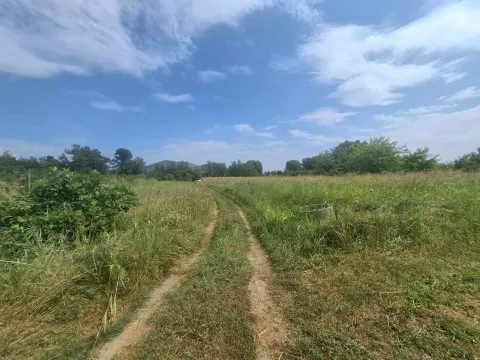 Zemljište sa travnatom površinom i zemljanim putem. - image 4