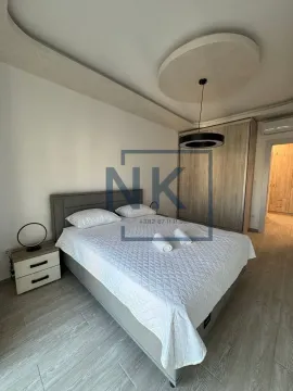 Namještena spavaća soba sa bračnim krevetom, plakarom i noćnim stočićem. - image 6