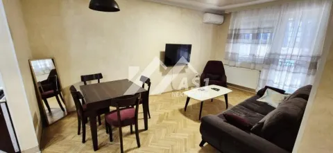 Dnevni boravak sa garniturom, trpezarijskim stolom i televizorom. - image 4