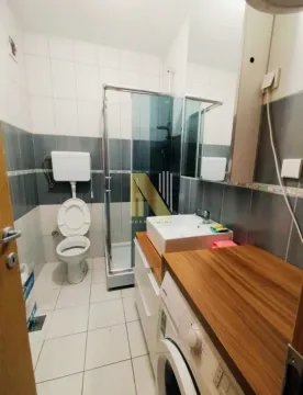 Kupatilo opremljeno tuš kabinom, umivaonikom i wc šoljom. - image 12