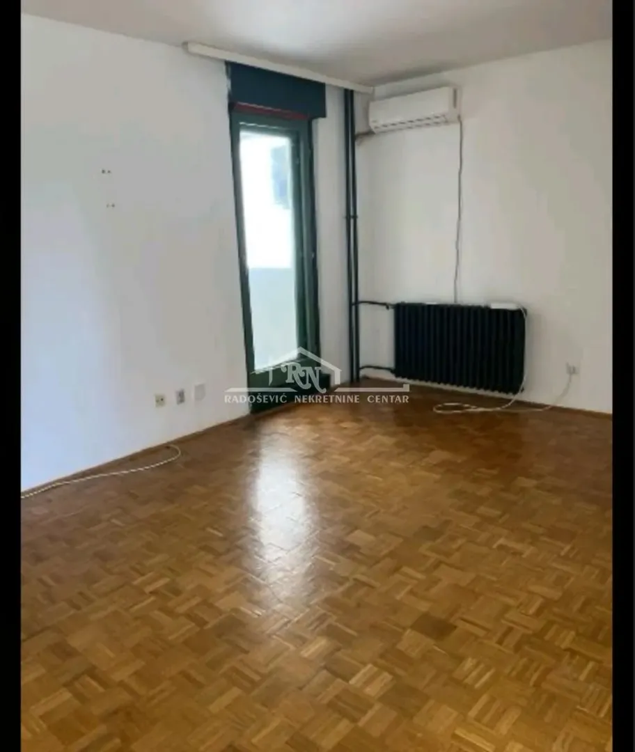 Empty room with parquet flooring and access to the terrace.