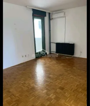Empty room with parquet flooring and access to the terrace. - image 3