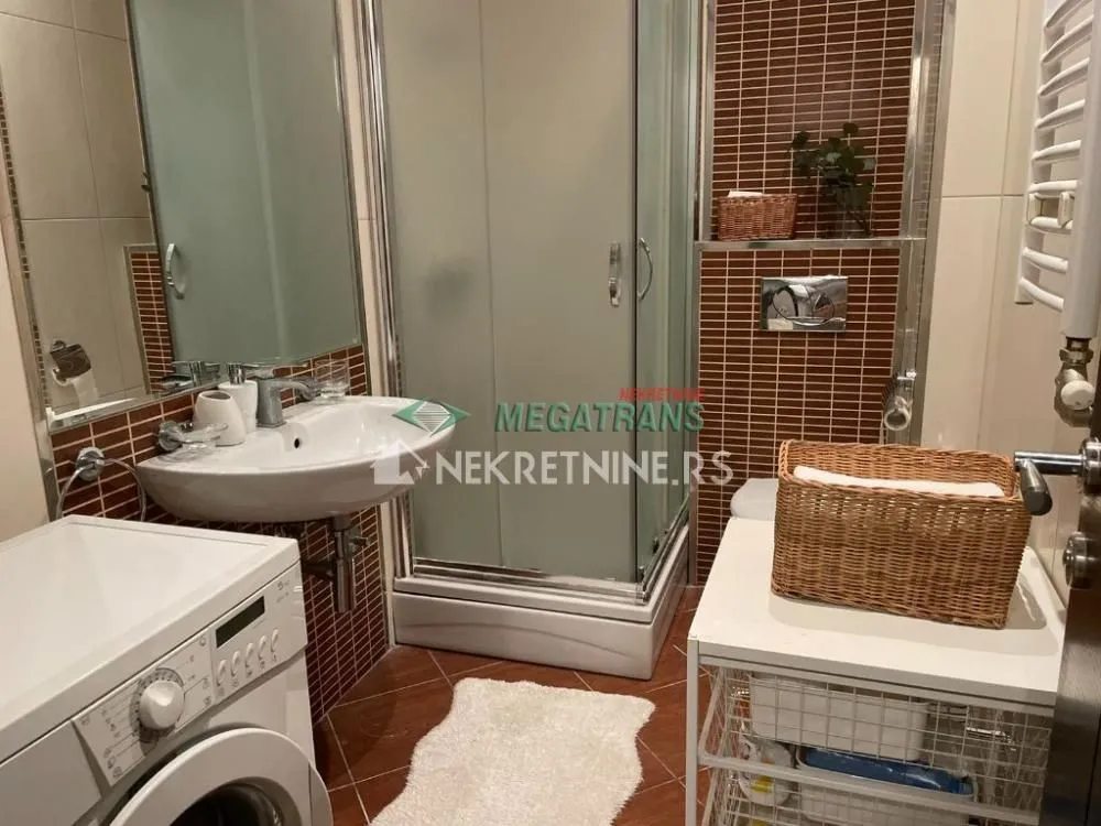 Izdavanje, dvosoban stan, 40m², Bulevar Oslobodjenja, Novi Sad Sve Podlokacije