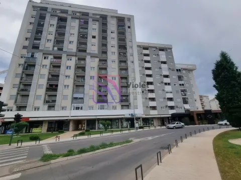 Pogled na spoljašnjost moderne stambene zgrade sa poslovnim prostorom u prizemlju i ulicom u prvom planu. - image 3