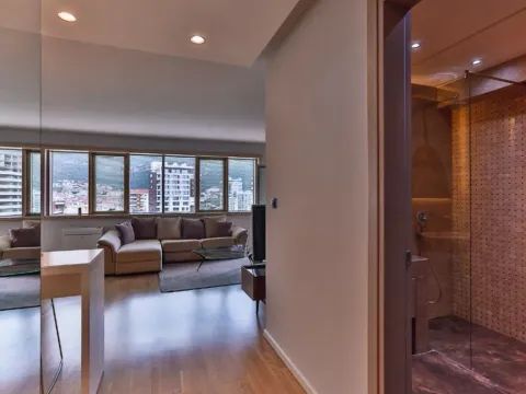 Rent, two bedroom apartment, 75m², Budva, Crna Gora - image 11