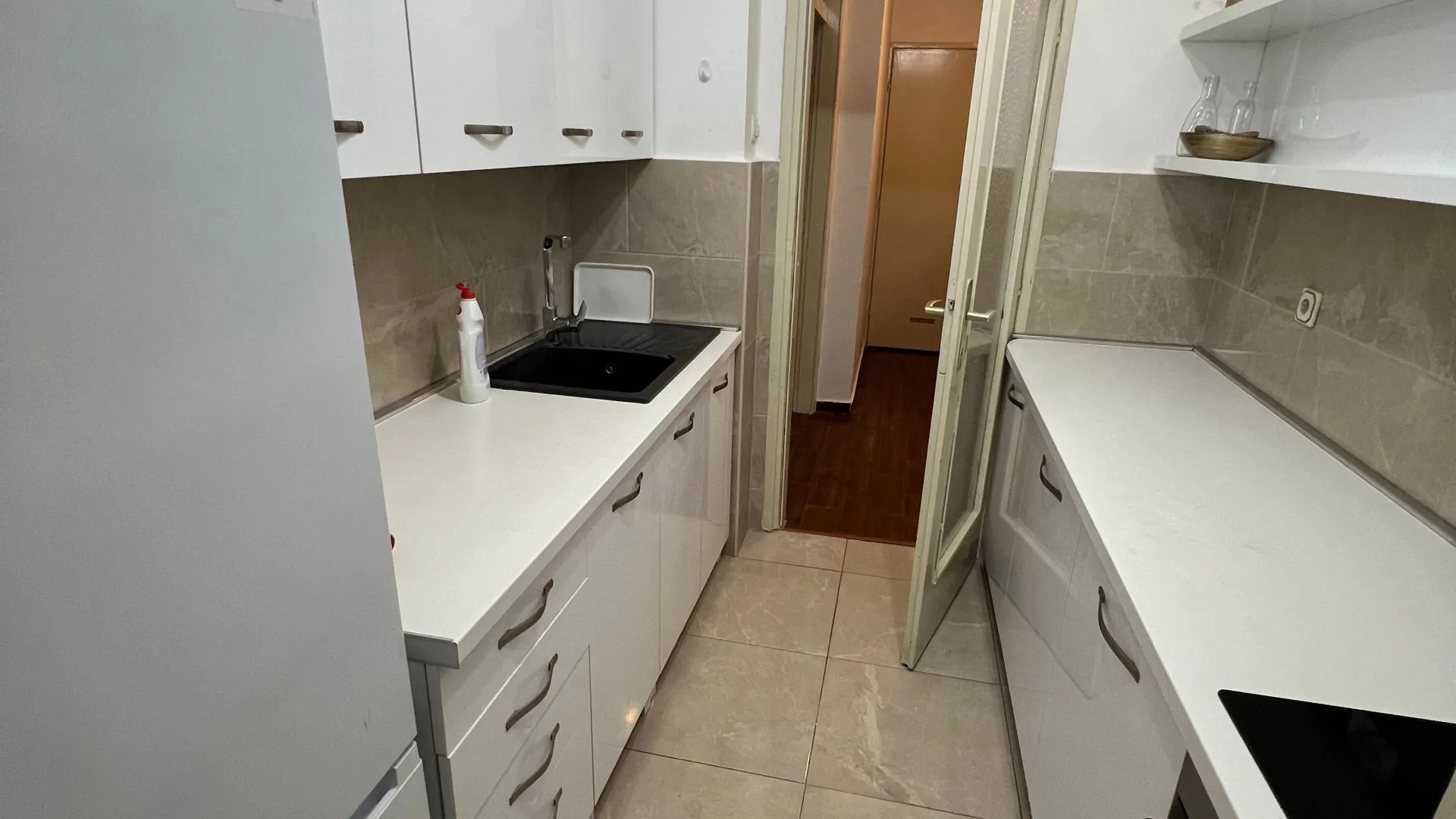 Izdavanje, dvosoban stan, 75m², Centar, Bar