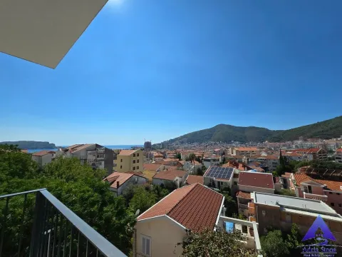 Pogled na grad i more sa balkona. - image 8