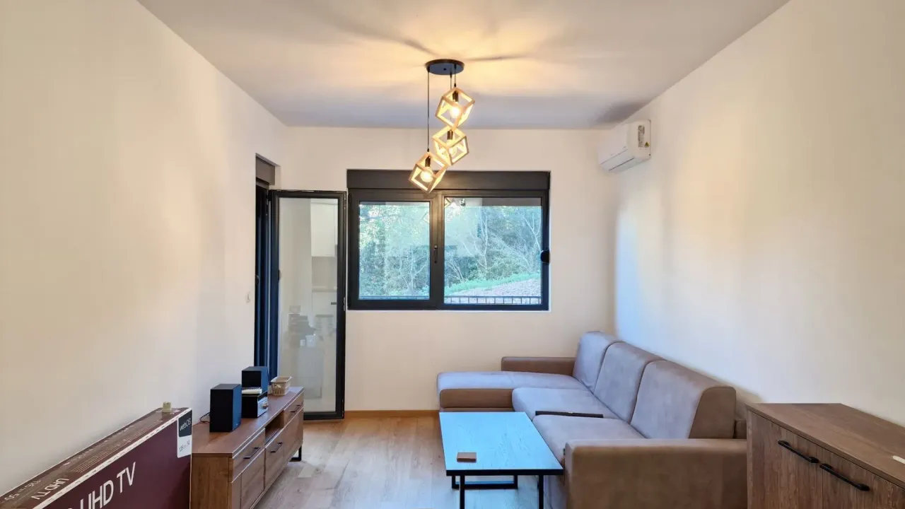Izdavanje, jednosoban stan, 42m², Bečići, Budva