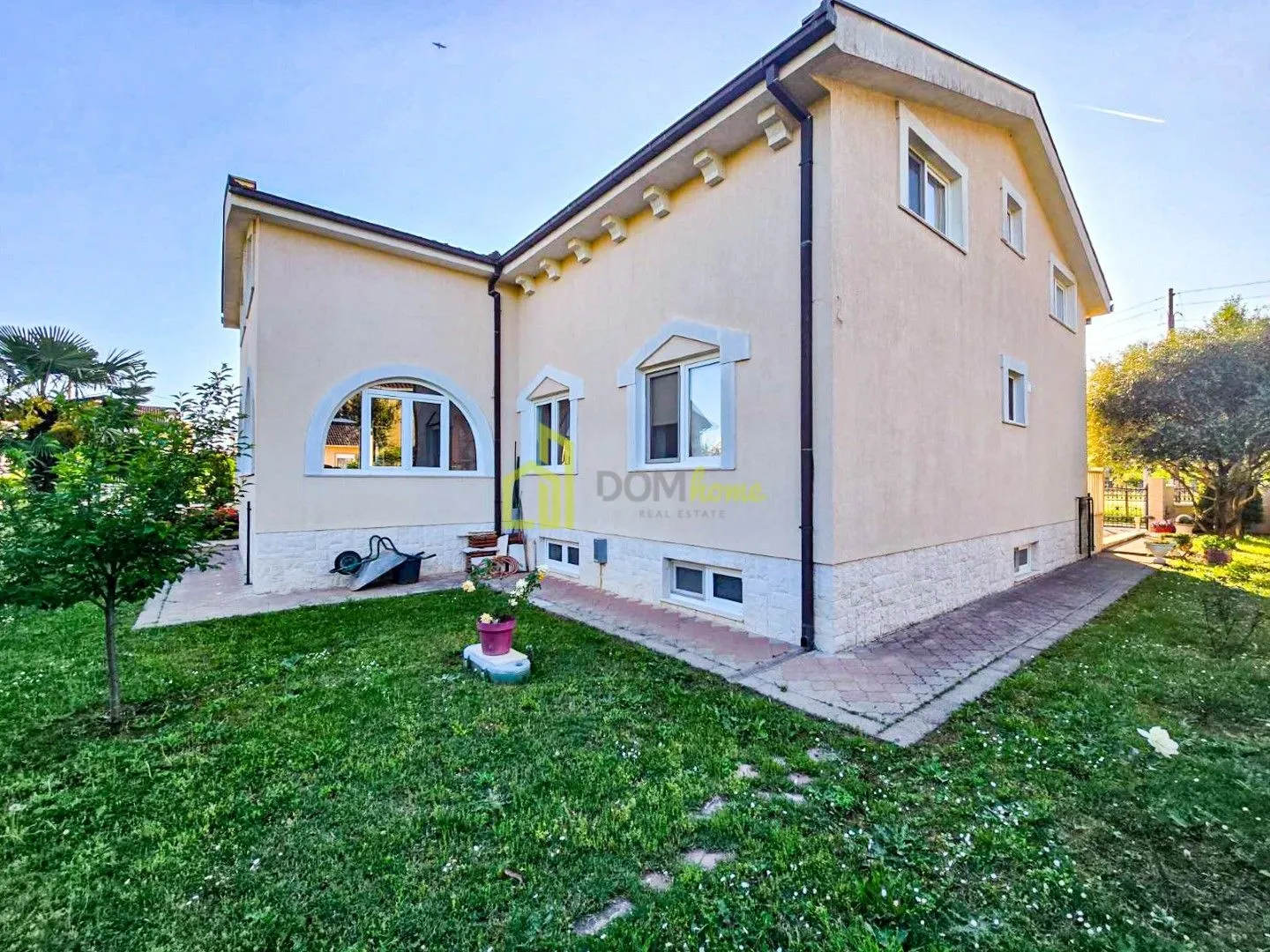 Prodaja, kuća, 356m², Tološi, Podgorica