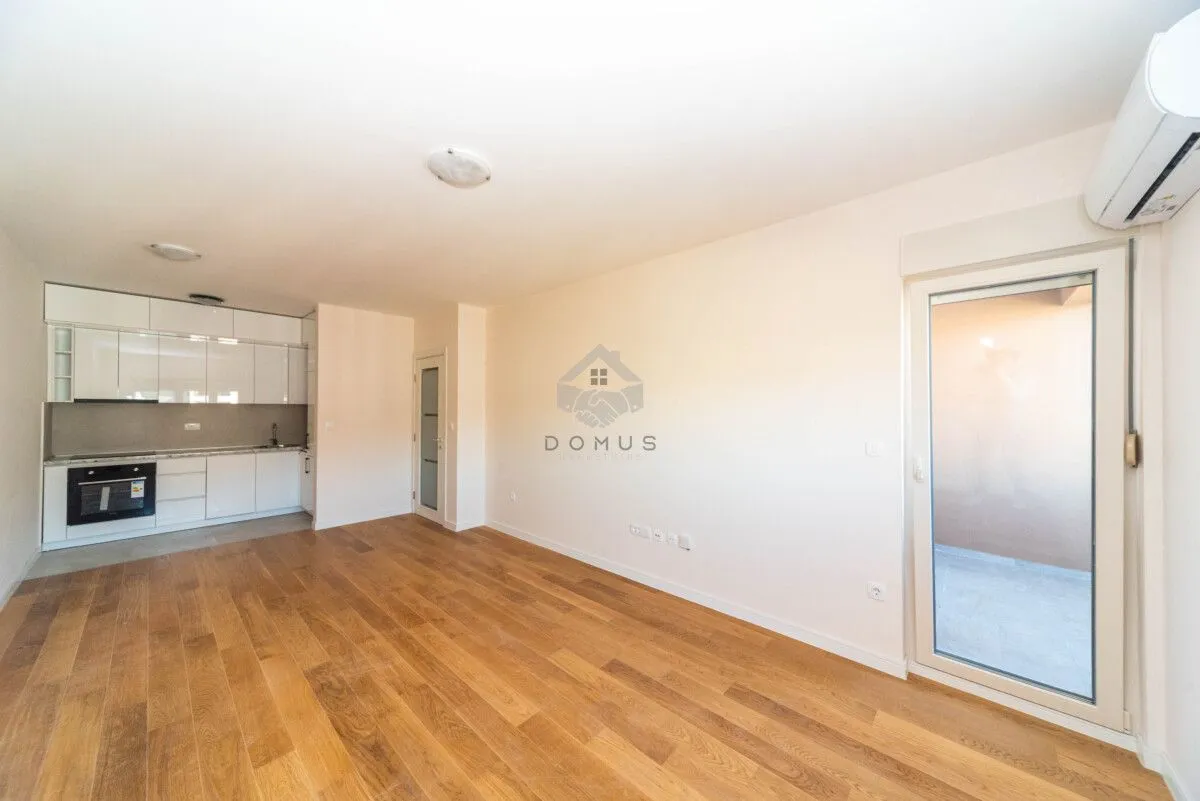 Izdavanje, jednosoban stan, 50m², Central Point, Podgorica
