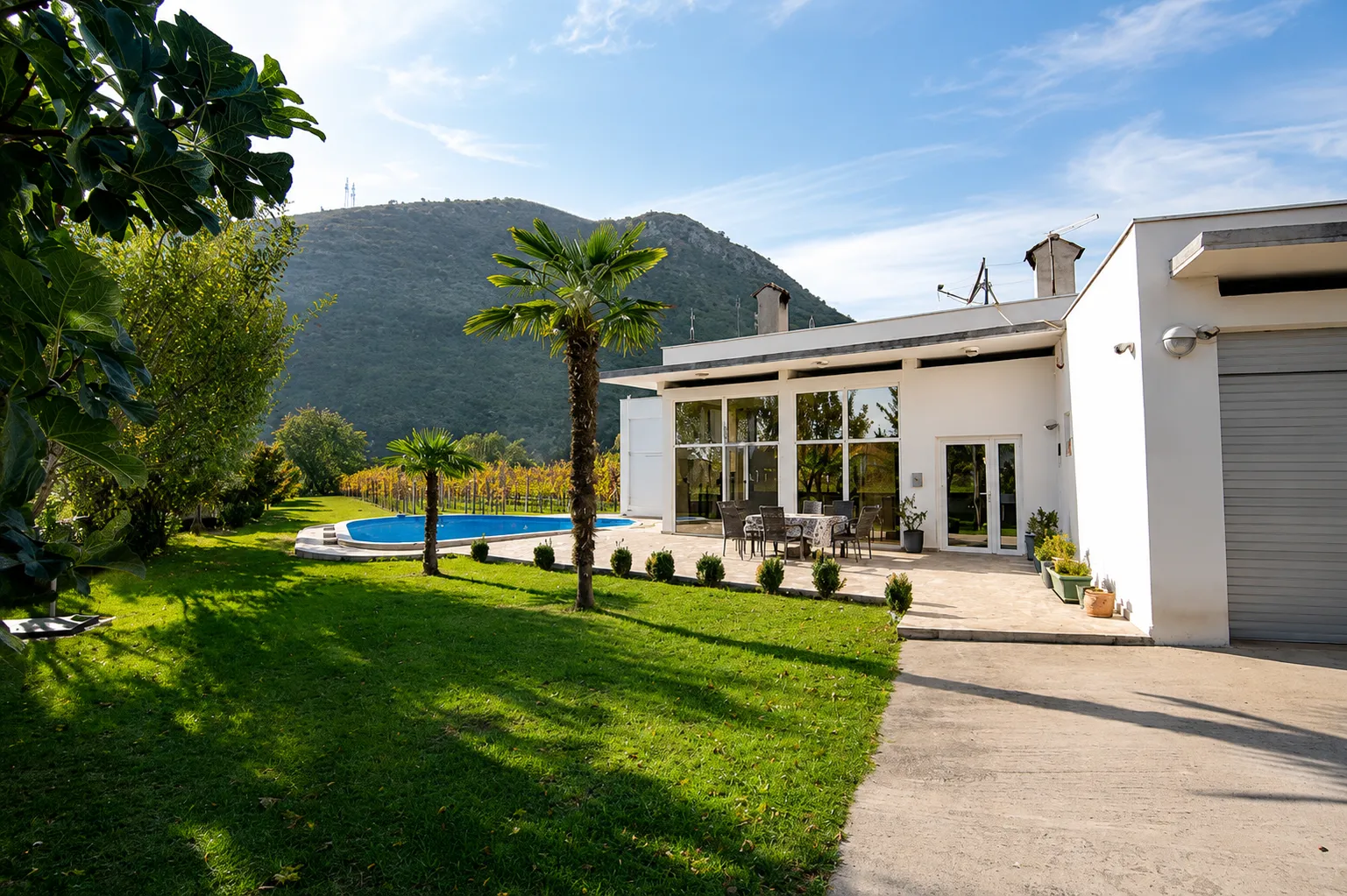 Izdavanje, kuća, 250m², Tološi, Podgorica