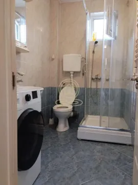 Kupatilo opremljeno tuš kabinom, toaletom i veš mašinom. - image 32