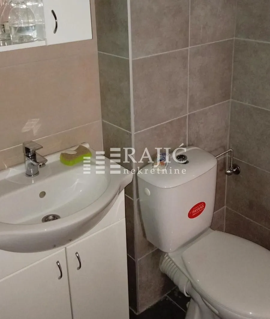 Smaller bathroom with a washbasin and a toilet.