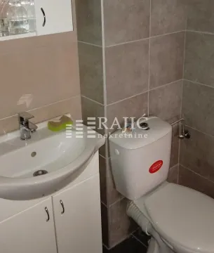 Smaller bathroom with a washbasin and a toilet. - image 6