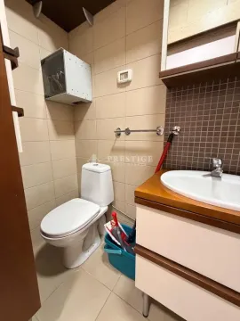Manje kupatilo sa WC šoljom, umivaonikom i pločicama u svijetlim tonovima. - image 12