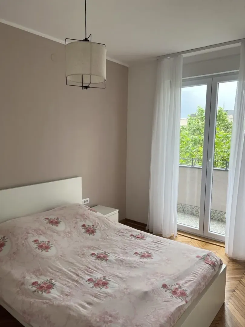 Bedroom with a double bed and access to the terrace.