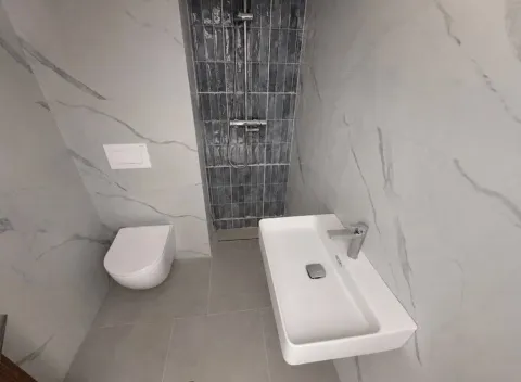 Moderne kupatilo sa umivaonikom, WC šoljom i tuš kabinom. - image 7
