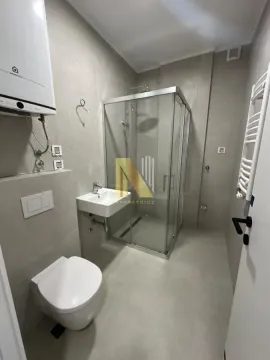 Savremeno opremljeno kupatilo sa tuš kabinom i sanitarijama. - image 8