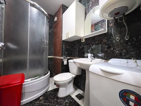 Kompaktno kupatilo sa tuš kabinom, umivaonikom, wc šoljom i veš mašinom. - image 8