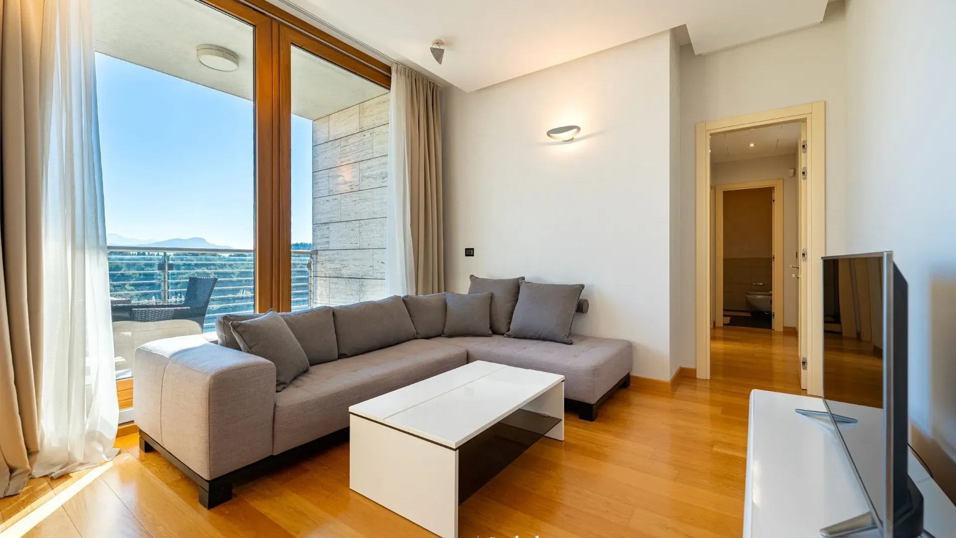 Izdavanje, dvosoban stan, 94m², Kod Capital Plaze, Podgorica