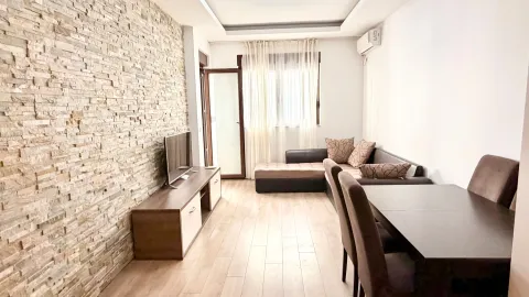 Dnevna soba sa trpezarijom, garniturom i TV komodom. - image 2