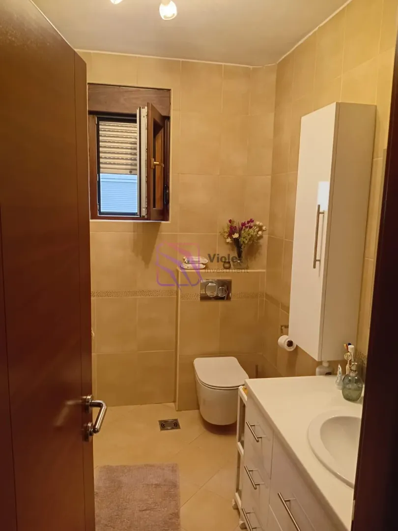 Manje kupatilo sa lavaboom, wc šoljom i prozorom.