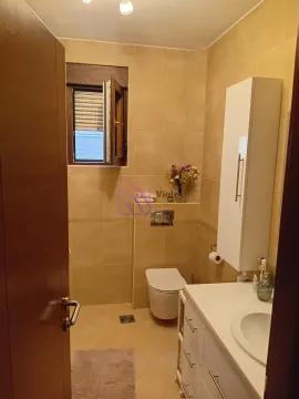 Manje kupatilo sa lavaboom, wc šoljom i prozorom. - image 11