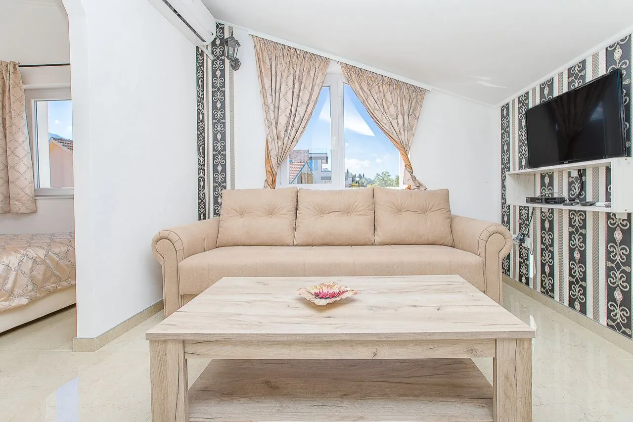 Rent, one bedroom apartment, 65m², Centar, Tivat