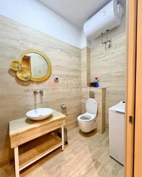 Kupatilo opremljeno umivaonikom, WC šoljom, bojlerom i mašinom za veš. - image 11