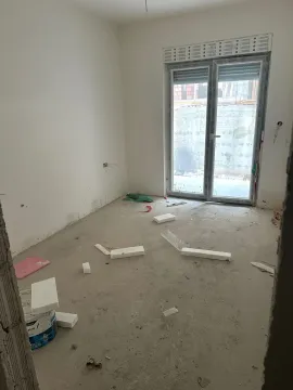 Prazna prostorija u toku izgradnje sa balkonskim vratima. - image 2